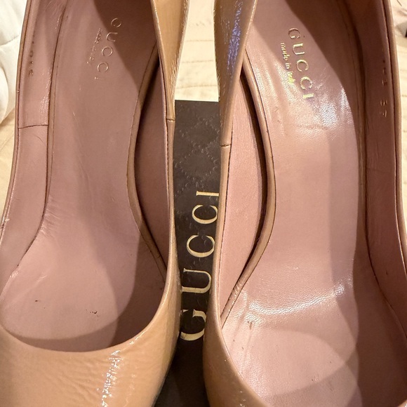Gucci Women's Beige Patent Leather Heels. Size 7 - Picture 6 of 8